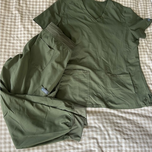 Med Couture Sage Green Scrub Top and Joggers - Picture 1 of 5
